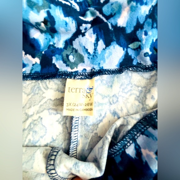 NWT~Terra & Sky Blue Shades of Florals Capri Length Leggings - Picture 3 of 3